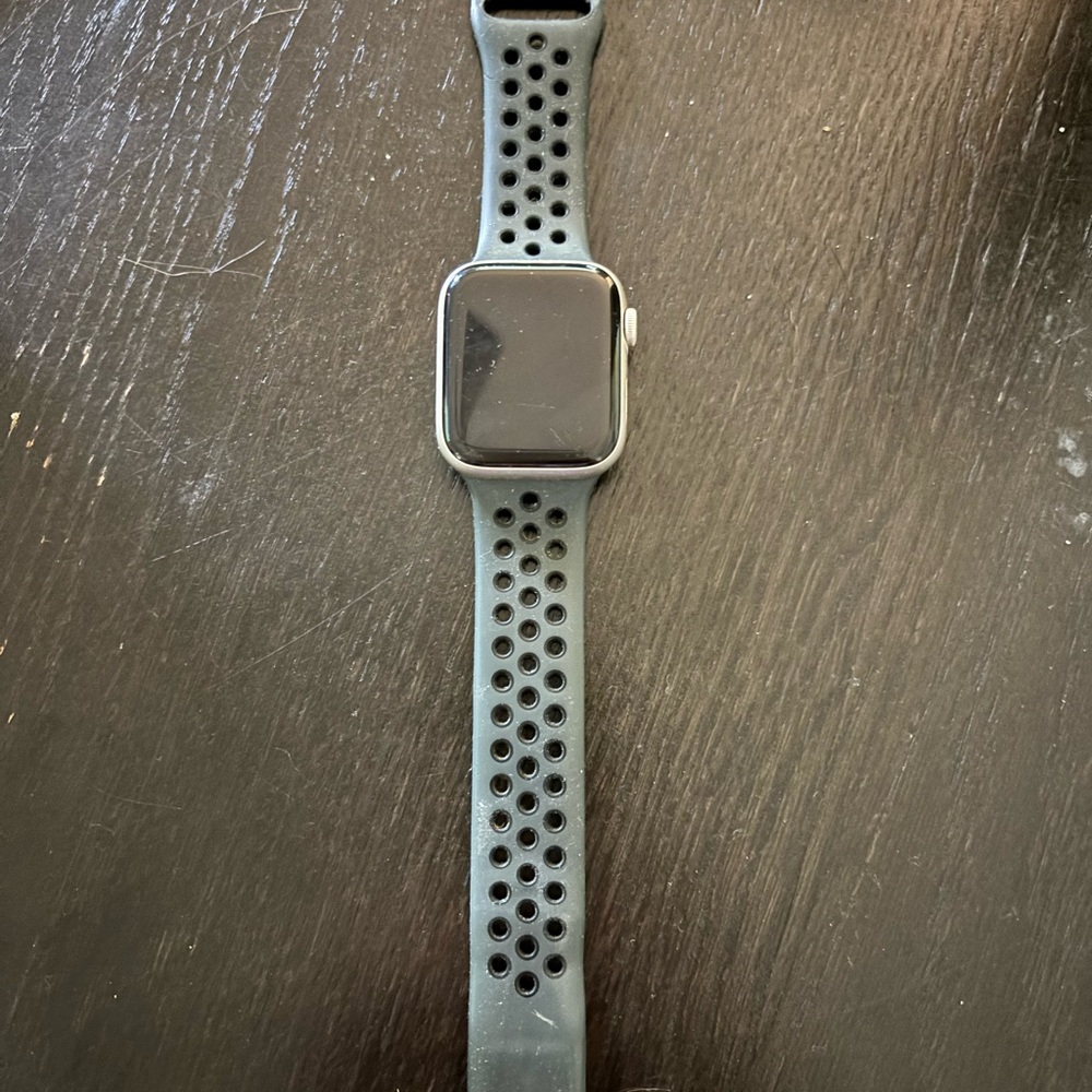 Black 44mm Apple Watch SE